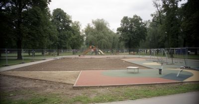 Ruszyła przebudowa placu zabaw w parku miejskim